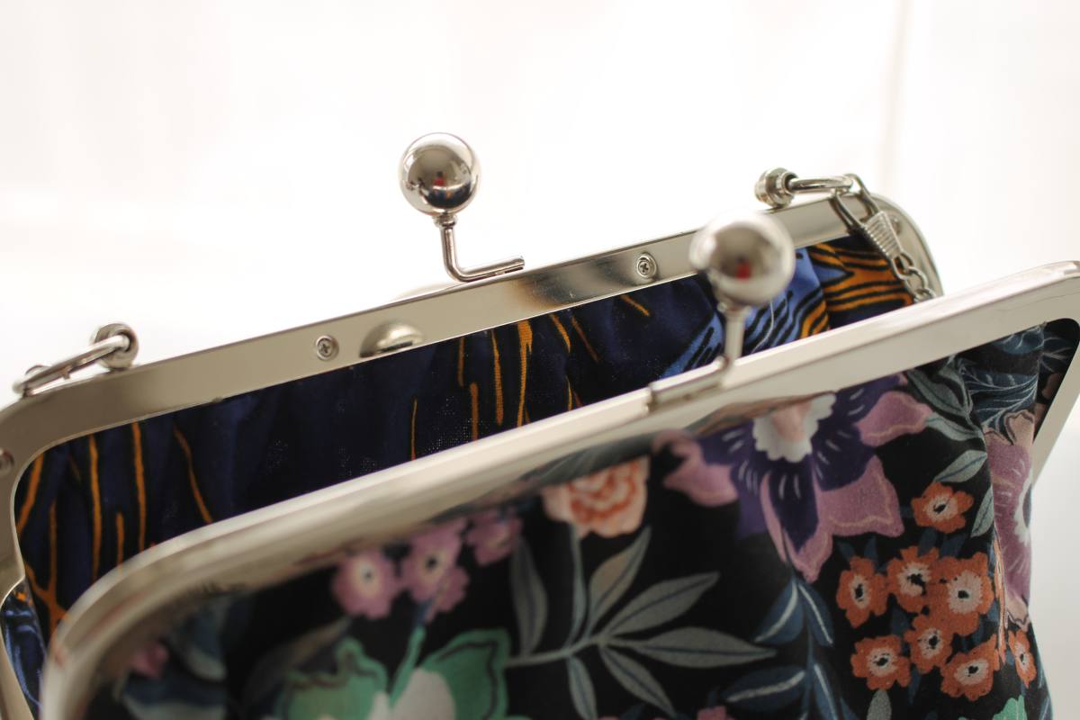 Sac rétro Emma fleurs noires – Image 3