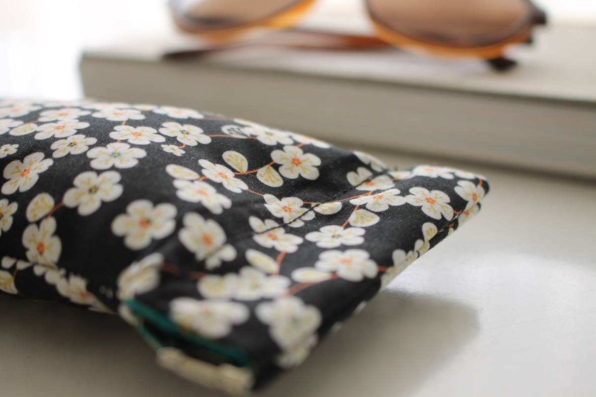 Etui à lunettes Edna cerisiers noirs – Image 2